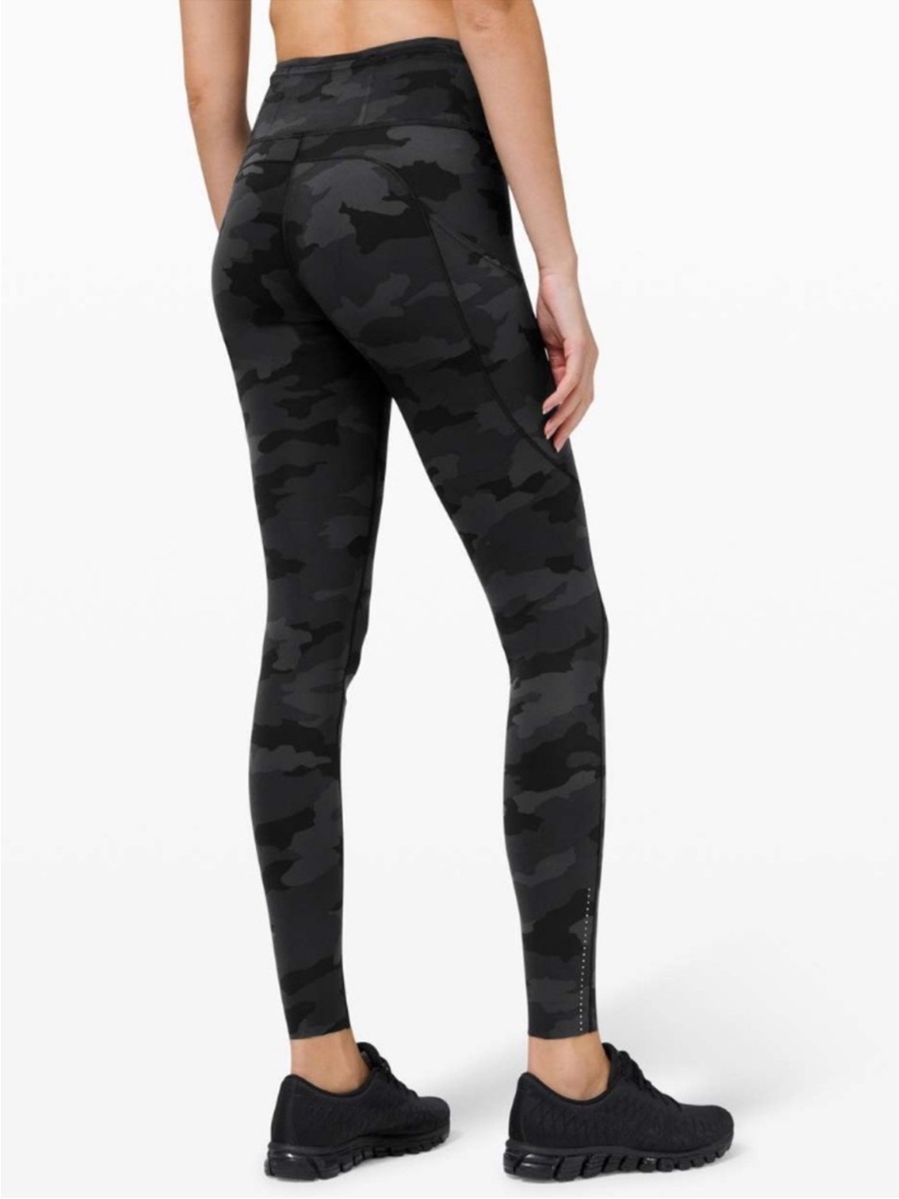 Lululemon Fast and Free Tight 31"
*Reflective Black Gray Camo size 6